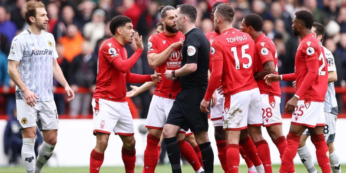 Referees-Should-Avoid-Public-Announcements